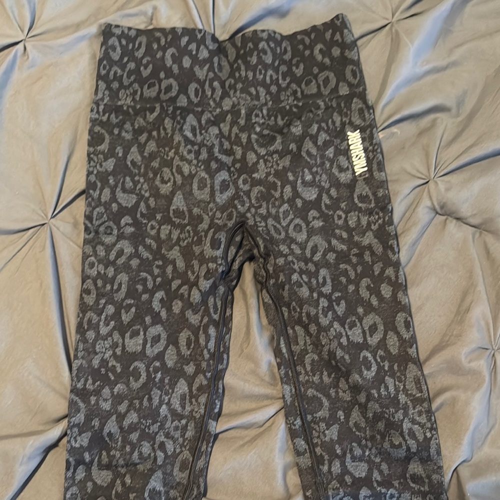 Gym shark Black and Gray Leopard Print Leggings